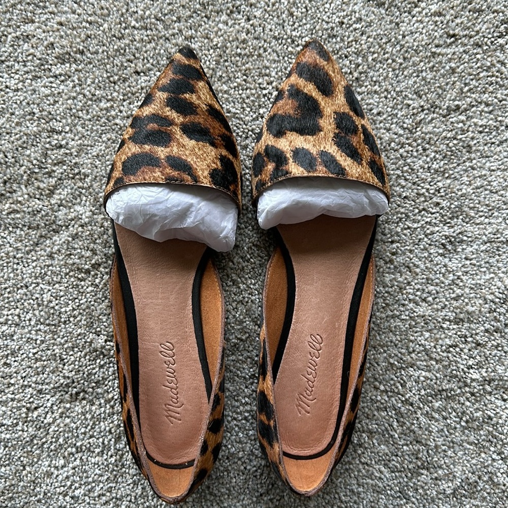 Pointy toe cutaway flats in leopard